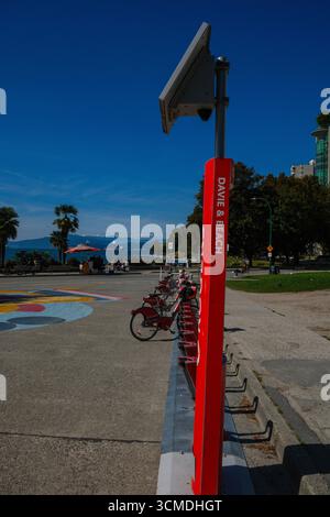 Une rangée de motos Mobi dans le programme de partage de vélos par English Bay, Vancouver, C.-B. Banque D'Images