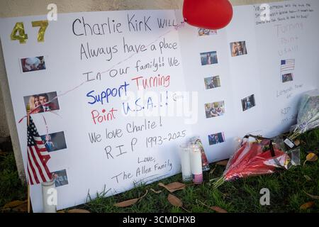 Beverly Hills, États-Unis. 14 septembre 2025. Un panneau dit : « Charlie Kirk aura toujours une place dans notre famille ! Nous soutenons Turning point US ! Nous aimons Charlie. » Alors que les gens assistent à une veillée et un rassemblement pour le militant politique conservateur Charlie Kirk à Beverly Hills. Kirk, âgé de 31 ans, a été tué par balle alors qu'il s'adressait à une foule nombreuse à l'Université de l'Utah Valley dans la ville d'Orem le 10 septembre. (Photo de Derek French/SOPA images/SIPA USA) crédit : SIPA USA/Alamy Live News Banque D'Images