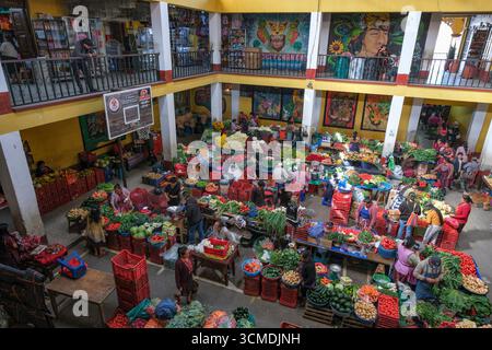 Chichicastenango, Guatemala - 3 juillet 2025 : les gens vendent des légumes au marché Santo Tomas à Chichicastenango, Guatemala. Banque D'Images