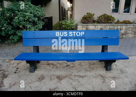 Variations colorées du banc d'arrêt de bus en milieu urbain Banque D'Images