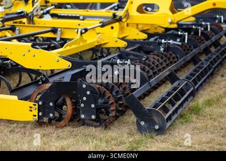 Vue détaillée d'un outil agricole moderne avec rouleaux extra-robustes et composants métalliques tranchants pour l'accessoire de faucheuse-moissonneuse-batteuse sur machines agricoles Banque D'Images