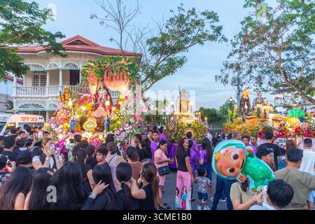 Carrozas processionnels d'images religieuses pendant la procession de la semaine Sainte du vendredi Saint à Cebu, Philippines Banque D'Images