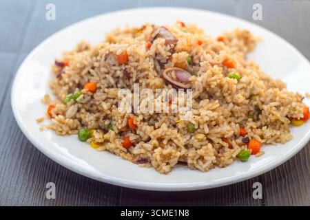 Assiette de nasi goreng servie dans un restaurant malaisien à Cebu, Philippines Banque D'Images