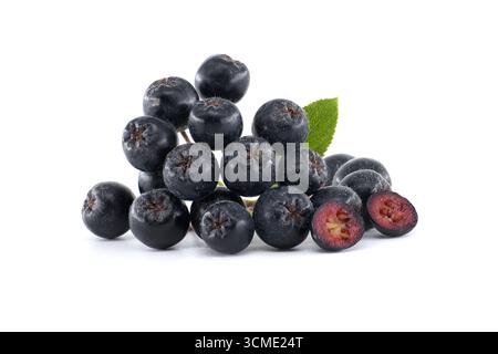 Un gros plan de baies d'aronia fraîches, mettant en valeur leur couleur sombre et leur apparence saine. Isolé sur fond blanc. Banque D'Images