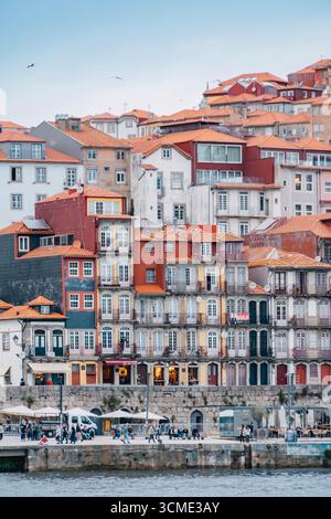 Vue détaillée des maisons portugaises typiques à plusieurs étages, façades colorées et balcons en fer ornées dans le quartier historique de Porto. Architecte traditionnel Banque D'Images