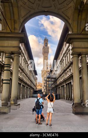 Couple avec enfant visitant la Galerie des Offices, Galeria degli Uffizi, Tour Palazzo Vecchio, Florence, Toscane, Italie Banque D'Images