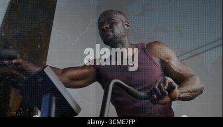 Pédaler homme musclé portant débardeur marron, guidon de vélo de préhension, console de réglage dans le gymnase Banque D'Images