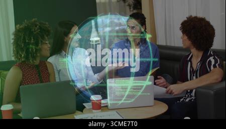 Collègues collaborant autour de la table au bureau avec des ordinateurs portables, des documents, la projection de globe numérique Banque D'Images