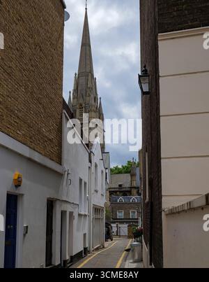 Londres - 06 24 2022 : vue de Gregory place, avec le clocher de l'église des membres Mary Abbots en arrière-plan Banque D'Images