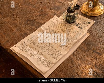 Document manuscrit historique de 1586 avec encre et plume sur papier vieilli exposé sur une table en bois, mettant en valeur le patrimoine de la Renaissance, Danemark, août Banque D'Images