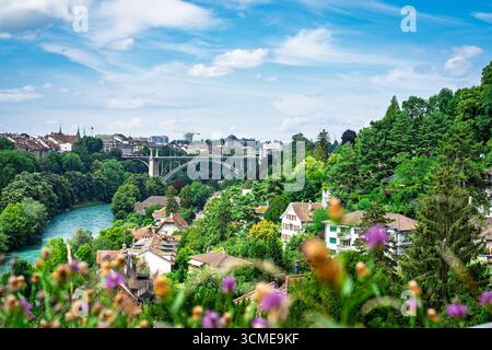 Panorama enchanteur de Berne Un pittoresque paysage urbain suisse avec rivière et collines verdoyantes Banque D'Images