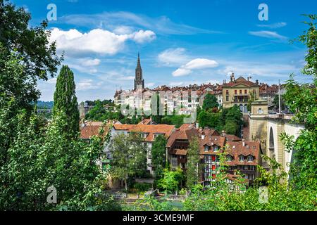 Paysage urbain de Berne Une vue pittoresque de la ville suisse avec des bâtiments historiques et une église imposante Banque D'Images