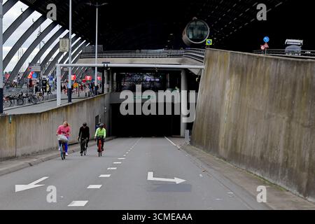 Les cyclistes se dirigent vers le MRT Noordbuis à de Ruijterkade à côté d'Amsterdam Centraal pendant la voile 2025 à Amsterdam, pays-Bas, scène des transports urbains. Banque D'Images