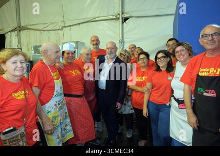 Turin, Italie. 16 septembre 2025. Stefano Bonaccini ferme la Festa dell'Unità à Turin. Photo ici avec des bénévoles du restaurant. Crédit : Agence photo indépendante/Alamy Live News Banque D'Images