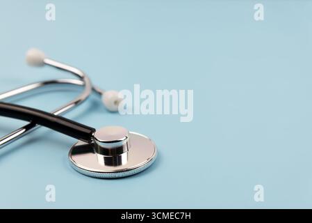 Gros plan du stéthoscope sur fond bleu concept médical Banque D'Images