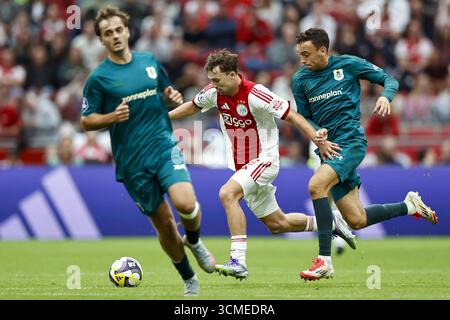 AMSTERDAM - (G-d) Youri Regeer d'Ajax, Zico Buurmeester de PEC Zwolle lors du match néerlandais Eredivisie entre l'AFC Ajax et PEC Zwolle au Johan Cruijff Arena le 13 septembre 2025 à Amsterdam, pays-Bas. ANP | Hollandse Hoogte | Maurice van Steen Banque D'Images