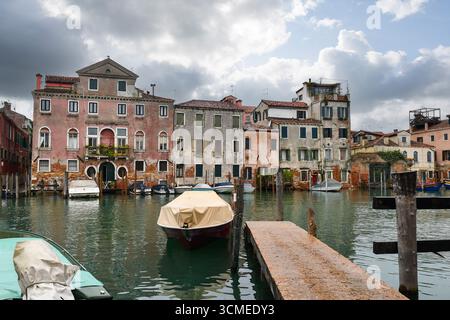 Vue du Canale di San Pietro depuis l'île de San Pietro di Castello, par un jour nuageux de printemps, Venise, Vénétie, Italie Banque D'Images