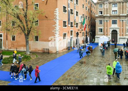 Vue surélevée de Riva San Biasio avec le Musée d'histoire navale, créé par la Marine royale italienne en 1919, un jour de pluie, Castello, Venise Banque D'Images