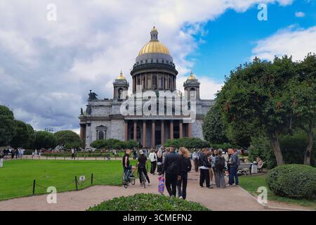 Saint-Pétersbourg, Russie - 16 août 2025 : Cathédrale et Parc de Saint-Isaac avec visiteurs Banque D'Images