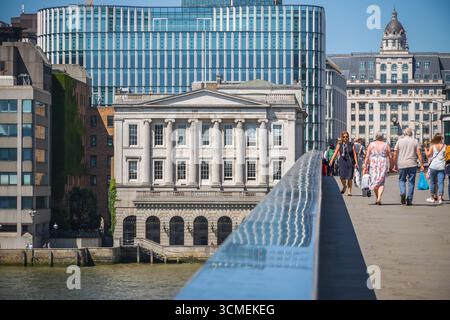 Londres, Royaume-Uni - 27 juin 2025 - touristes sur le pont de Londres avec Fishmongers' Hall et King William Street en arrière-plan Banque D'Images