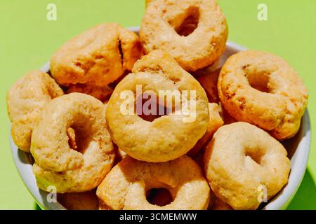gros plan de taralli ai semi di finocchio italien, gâteries cuites rustiques, croquantes et aromatiques avec des graines de fenouil, disposées dans un bol blanc simple Banque D'Images