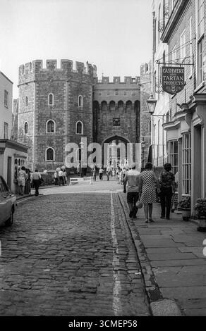 Début des années 1970 photographie d'archives en noir et blanc de la porte d'entrée du roi Henry VIII au château de Windsor vue de Church Street, Windsor. Banque D'Images
