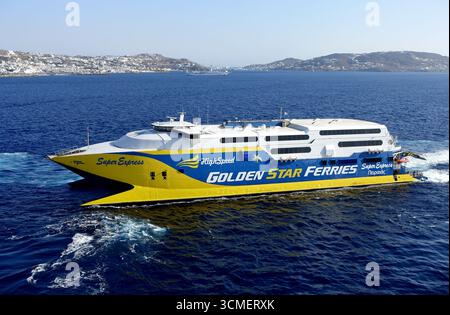 HSC Superexpress un catamaran Ferry à grande vitesse naviguant dans le port de Mykonos, Grèce, UE. Banque D'Images