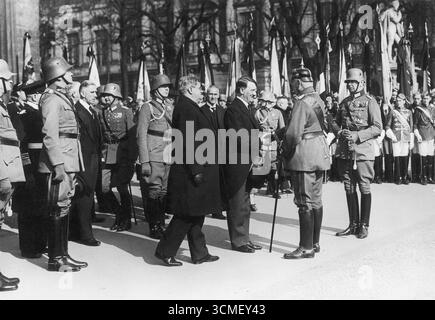 Récemment nommé chancelier allemand, Adolf Hitler accueille le président Paul von Hindenburg à Potsdam, en Allemagne, le 21 mars 1933 Banque D'Images