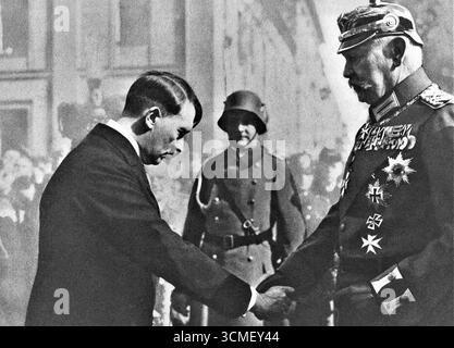 Récemment nommé chancelier allemand, Adolf Hitler accueille le président Paul von Hindenburg à Potsdam, en Allemagne, le 21 mars 1933 Banque D'Images