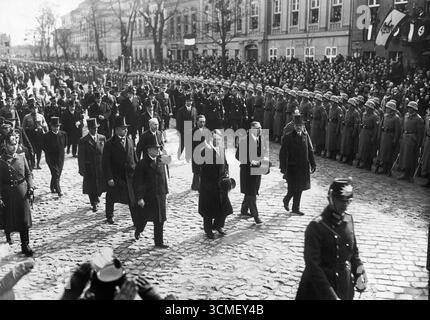 Le dirigeant nazi Adolf Hitler rencontrera le président Paul von Hindenburg dans l'église de garnison de Potsdam, en Allemagne, le 21 mars 1933 Banque D'Images