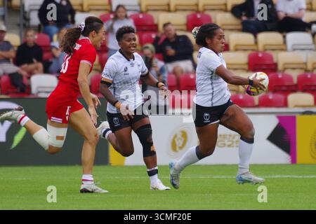 York, Angleterre, 23 août 2025. Manuqalo Komaitai joue pour les Fidji et Florence Symonds joue pour le Canada dans la Coupe du monde de rugby féminin au York Community Stadium. Crédit : Colin Edwards Banque D'Images