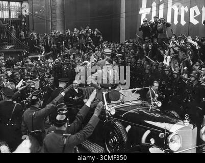 Le Führer, Adolf Hitler dans une voiture Mercedes ouverte, arrivant aux célébrations du 1er mai à Berlin, 1934 Banque D'Images