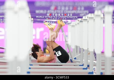 Tokyo, Japon. 16 septembre 2025. Izumiya Shunsuke, du Japon, tombe en demi-finale du 110 m haies masculin aux Championnats du monde d'athlétisme 2025 à Tokyo, Japon, le 16 septembre 2025. Crédit : Ju Huanzong/Xinhua/Alamy Live News Banque D'Images