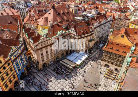 Une vue aérienne vers le sud-ouest depuis la tour de l'Hôtel de ville sur la place de la vieille ville dans le centre de Prague au printemps Banque D'Images