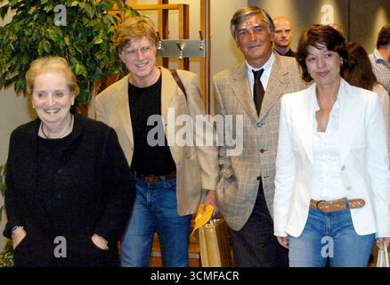 Prague, République tchèque. 30 juin 2005. ***PHOTO DE FICHIER*** L'acteur, réalisateur et producteur américain Robert Redford (deuxième à partir de la gauche) est arrivé à Prague, République tchèque, le 30 juin 2005 pour assister au 40e Festival international du film de Karlovy Vary. L'invité a été accueilli à l'aéroport de Ruzyne par le président du festival Jiri Bartoska. Redford était accompagné de sa petite amie Sibylle Szaggarsova (extrême droite) et de l'ancienne secrétaire d'État américaine et tchèque Madeleine Albright. Crédit : Michal Krumphanzl/CTK photo/Alamy Live News Banque D'Images