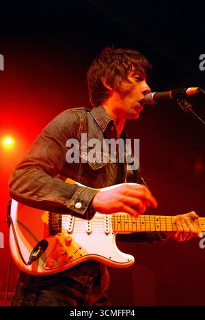 Arctic Monkeys participe à la tournée Shockwave NME Awards à Cardiff, le 11 février 2006 Banque D'Images