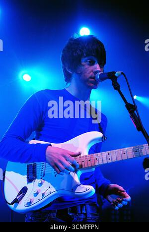 Arctic Monkeys participe à la tournée Shockwave NME Awards à Cardiff, le 11 février 2006 Banque D'Images
