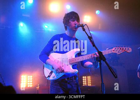 Arctic Monkeys participe à la tournée Shockwave NME Awards à Cardiff, le 11 février 2006 Banque D'Images
