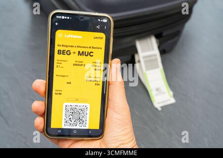 Venise Italie. Août 2025. Départ pour un voyage avec valise et carte d'embarquement numérique Lufthansa en main Banque D'Images