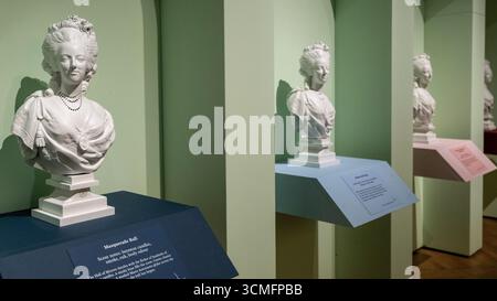[SOUS EMBARGO jusqu'au 00,01 17 septembre 2025]. Londres, Royaume-Uni. 16 septembre 2025. Les bustes de portrait, modelés d'après le portrait en marbre de Marie-Antoinette de Felix Lecomte en 1783, sont infusés de quatre parfums inspirés et inspirés par la recherche historique. En avant-première de Marie Antoinette style, la première exposition britannique sur la reine française Marie Antoinette. L’exposition au V&A de South Kensington explore les origines et l’influence de la reine la plus à la mode (et malheureuse) et de la « célébrité » moderne des débuts. Le spectacle se déroule du 20 septembre 2025 au 22 mars 2026. Credit : Stephen Chung / Alamy Live News Banque D'Images