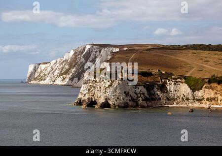 Vue sur Freshwater Bay et Highdown Cliffs, sur l'île de White, Royaume-Uni Banque D'Images