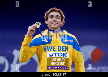 Tokyo, japonais. 16 septembre 2025. TOKYO, Japon., . Le suédois Armand Duplantis reçoit sa médaille d'or en voûte à la perche lors des Championnats du monde d'athlétisme au stade national du Japon à Tokyo, au Japon. Photo : Christine Olsson/TT/Code 10430 crédit : TT News Agency/Alamy Live News Banque D'Images