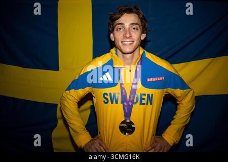 Tokyo, japonais. 16 septembre 2025. TOKYO, Japon., . Le suédois Armand Duplantis reçoit sa médaille d'or en voûte à la perche lors des Championnats du monde d'athlétisme au stade national du Japon à Tokyo, au Japon. Photo : Christine Olsson/TT/Code 10430 crédit : TT News Agency/Alamy Live News Banque D'Images