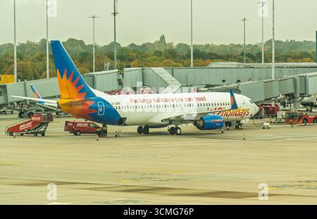Londres, Royaume-Uni. 21 octobre 2024, avion Boeing 737 800 se préparant au départ à la porte d'embarquement de l'aéroport Banque D'Images