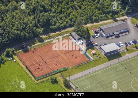 Vue aérienne, courts de tennis avec formation des jeunes, Roenkhausen, Finnentrop, Sauerland, Rhénanie du Nord-Westphalie, Allemagne, DE, Europe, vue aérienne, aérienne p Banque D'Images