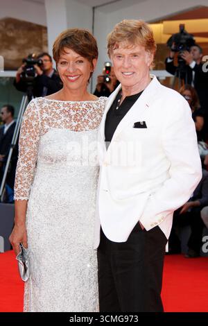 Robert Redford et son épouse Sibylle Szaggars assistent à la première de The Company You Keep lors du 69e Festival international du film de Venise. Venise, Italie, 6 septembre 2012. Banque D'Images