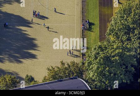 Photo aérienne, jeunes sur le terrain de sport au Leibniz-Gymnasium dans le quartier Buer de Gelsenkirchen, région de la Ruhr, Rhénanie du Nord-Westphalie, Allemagne, DE, E Banque D'Images
