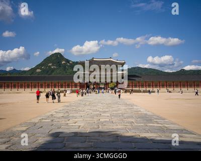 Gyeongbokgung est un ancien palais royal de Séoul, en Corée du Sud. Fondé en 1395, il fut le premier palais royal de la dynastie Joseon Banque D'Images