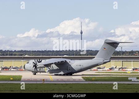 Avion militaire de l'armée de l'air allemande. Airbus A400M à l'aéroport de Stuttgart. Stuttgart, Bade-Wuerttemberg, Allemagne Banque D'Images