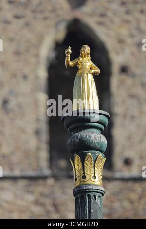 Golden Butter Maiden, sculpture, figure féminine, repère, détail, place du marché, Zerbst, Flaeming, Saxe-Anhalt, Allemagne Banque D'Images